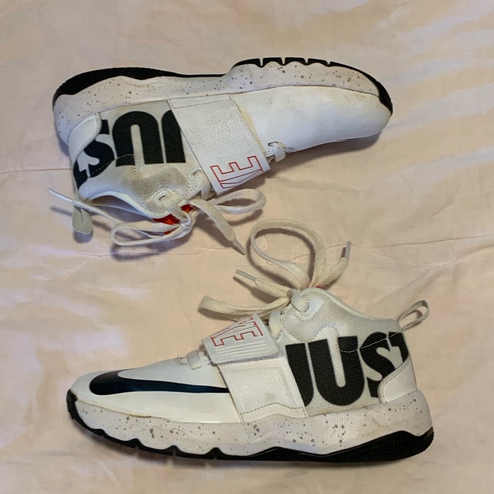 NIKE team hustle D8 shoes